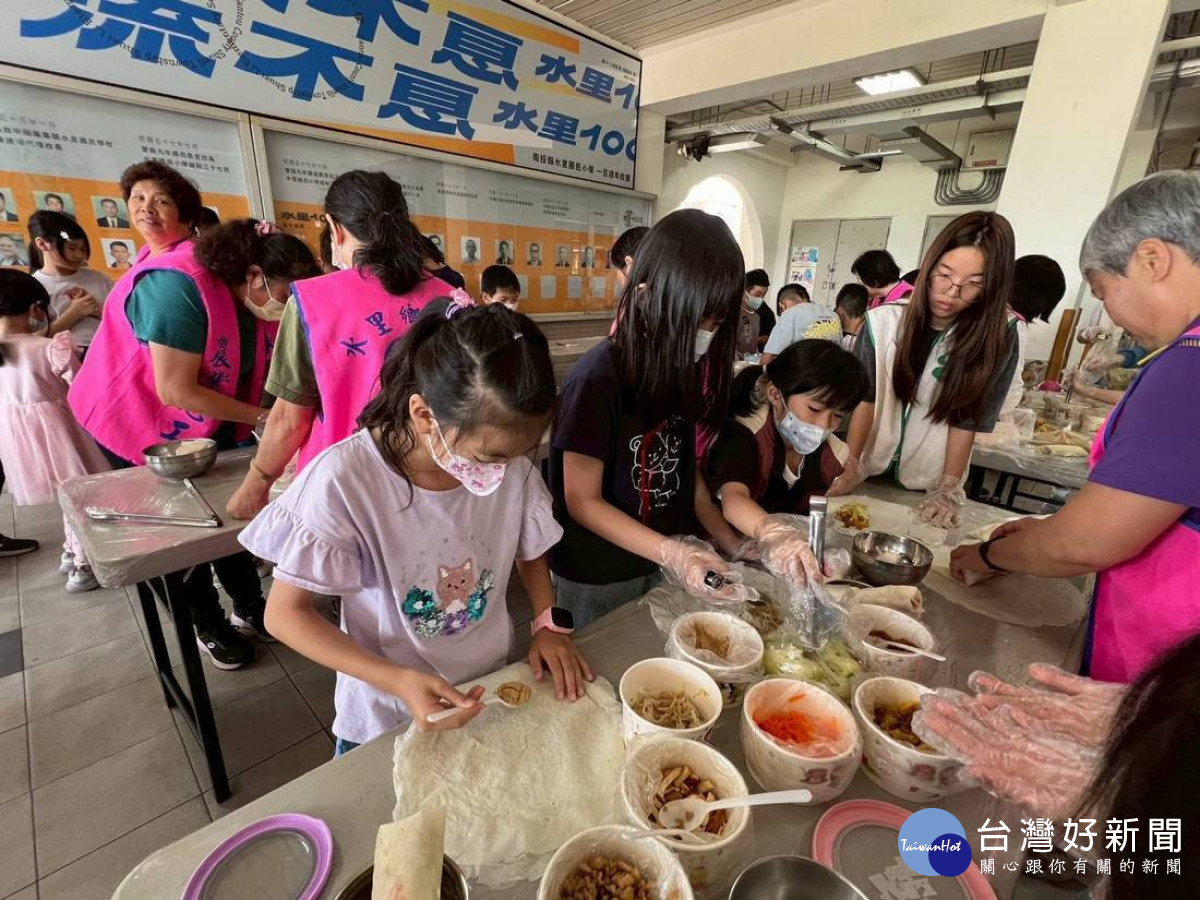 小朋友們學會了包春捲的小技巧，親自動手包製。