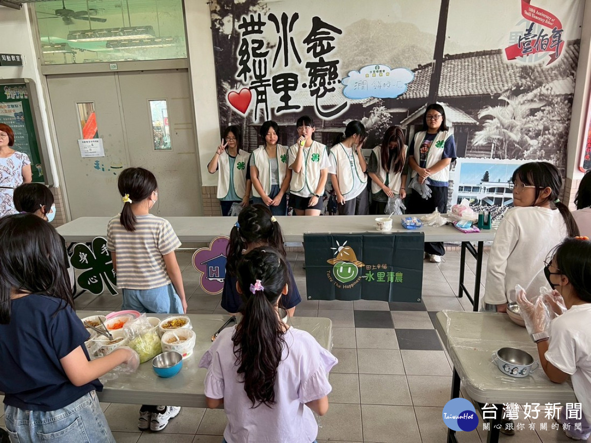 水里國中四健會員除了分享潤餅的由來小故事，也以自身的四健經驗。
