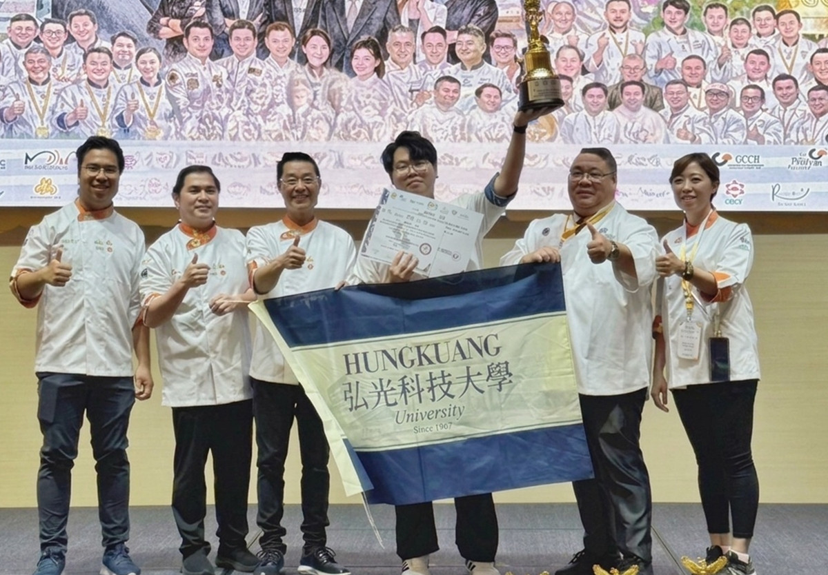 餐旅系大三學生張亦呈（右三）挑戰3項賽事，拿下2金1銀，榮獲賽事最高榮譽「環球最傑出明日之星獎」。（弘光科大提供）