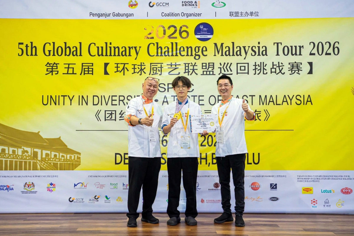 餐旅系大一學生陳旭帆（中）首次參加國際賽事，便拿到環球主菜海鮮金牌佳績。（弘光科大提供）