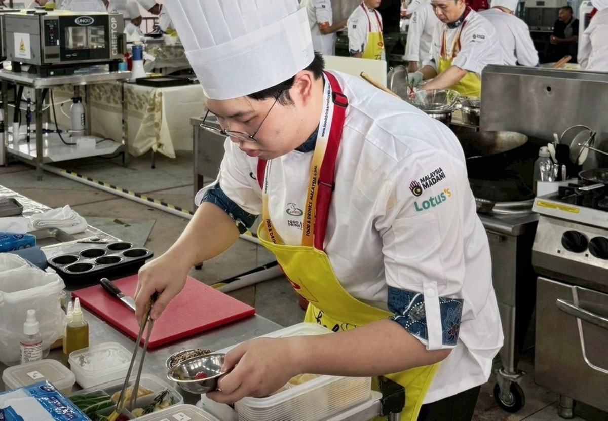 餐旅系學生張亦呈在「砂拉越聯盟環球廚藝挑戰賽」參賽進行現場熱烹情形。（弘光科大提供）