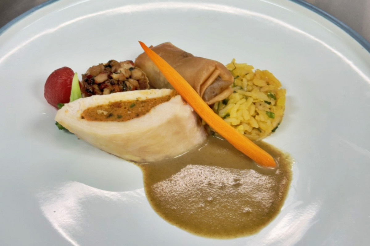 學生張亦呈挑戰亞洲風味主菜，拿到金牌及全場最高分的作品為跨界新泰式風味雞肉料理。（弘光科大提供）