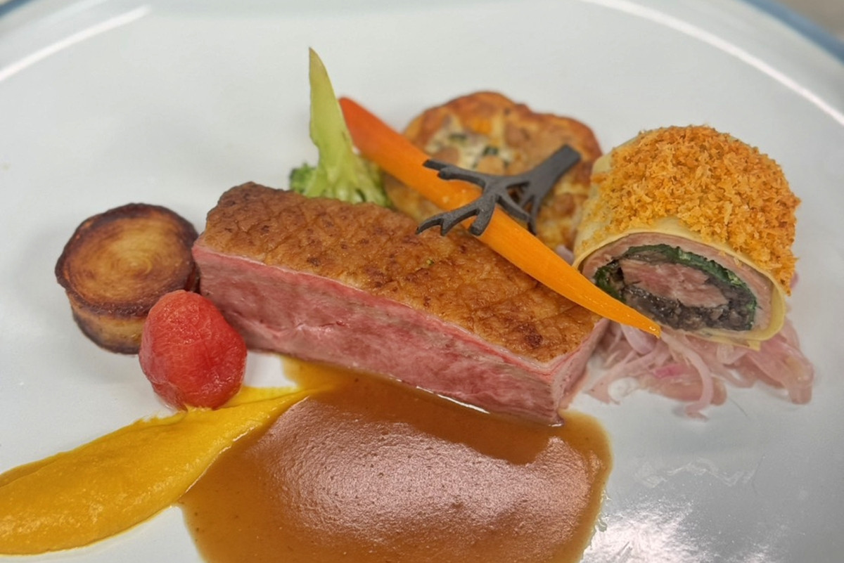 學生張亦呈獲得環球主菜肉類金牌作品，使用馬來西亞當地鴨肉製作。（弘光科大提供）