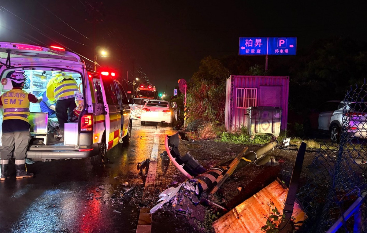 警消人員於雨中處理事故現場，傷者送醫搶救，警方同步釐清肇事原因。<br />
<br />

