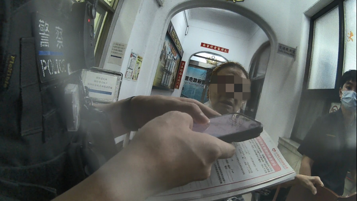 8旬老婦雨中迷途見警袖招如明燈　中壢警即時協助助返家團圓