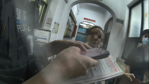 老婦雨中迷途見警袖招如明燈，中壢警即時協助助返家團圓。