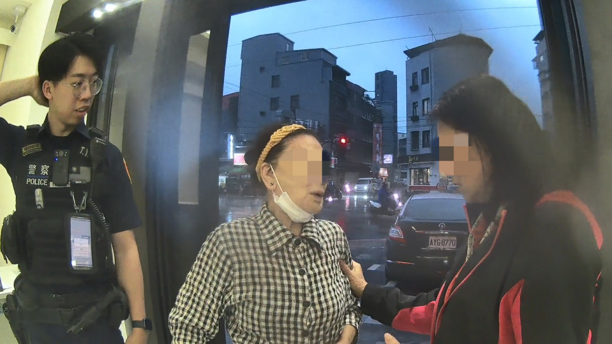 老婦雨中迷途見警袖招如明燈，中壢警即時協助助返家團圓。