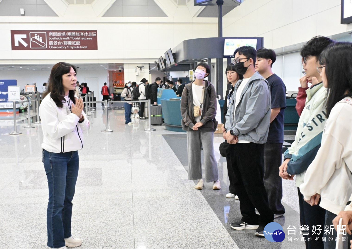 桃園市政府青年局局長侯佳齡為出行學員加油打氣。