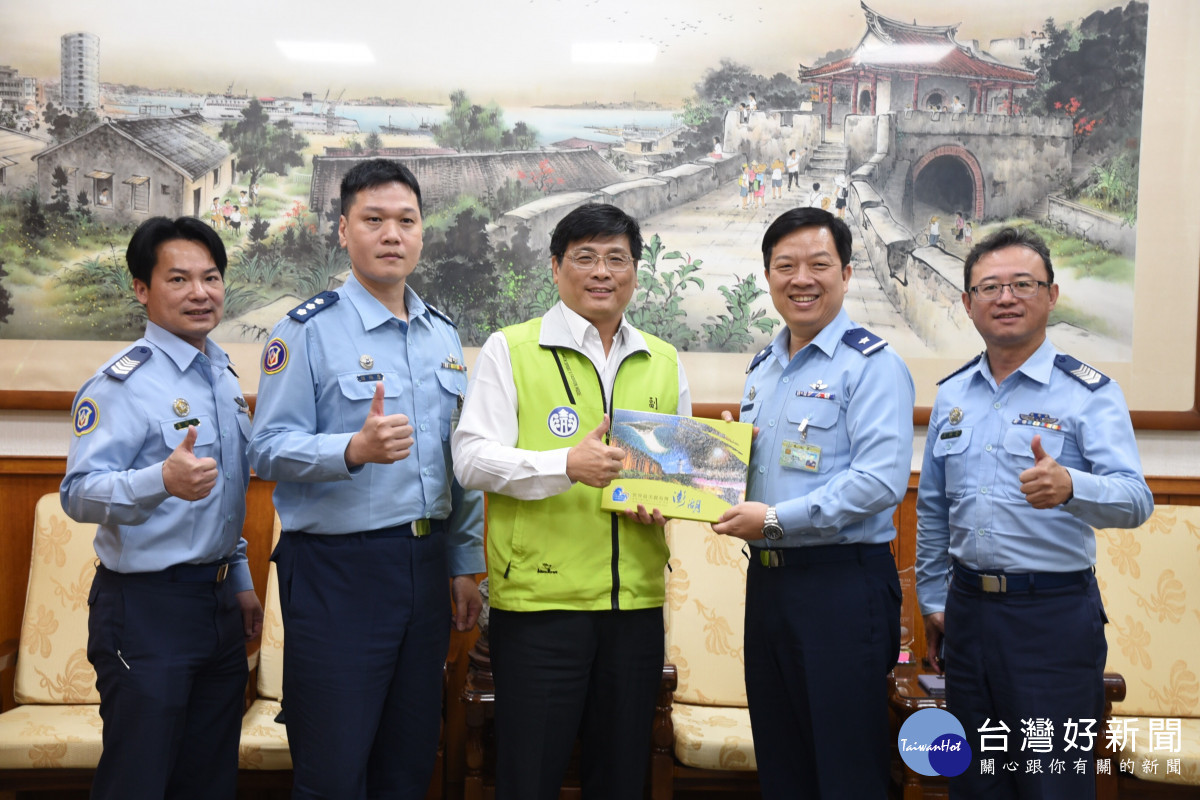 空軍第一聯隊拜會澎縣府　強化敦親睦鄰、深化軍民合作