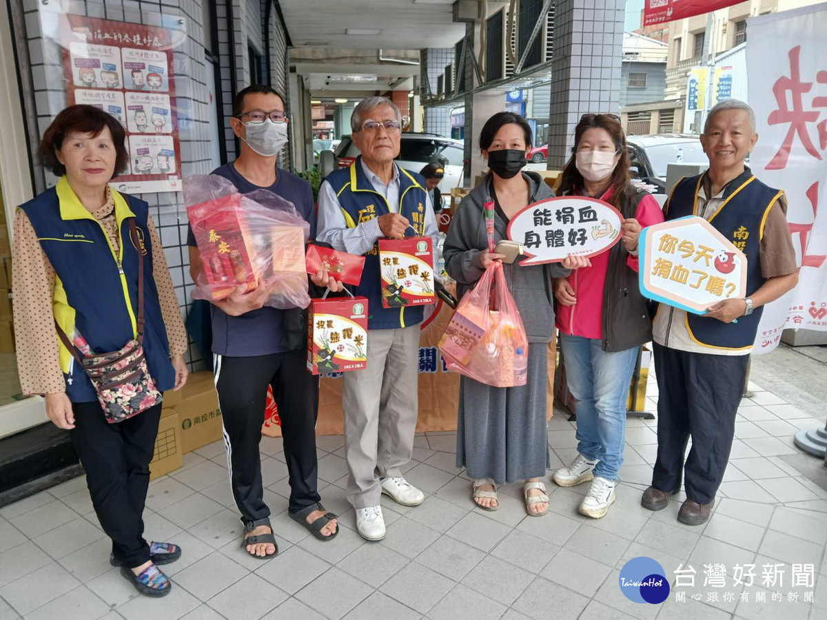 協會贈送捐血朋友民生用品表達感謝。（記者扶小萍攝）