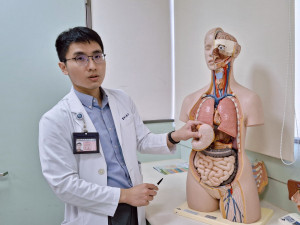 嘉基醫院吳嘉浤醫師說明SASI(單接口袖狀胃切除迴腸繞道手術) 術式／嘉基醫院提供