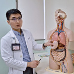 嘉基醫院吳嘉浤醫師說明SASI(單接口袖狀胃切除迴腸繞道手術) 術式／嘉基醫院提供