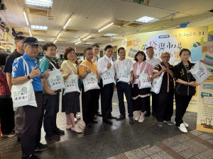 草屯區議員出席宣導減塑活動。（環保局提供）