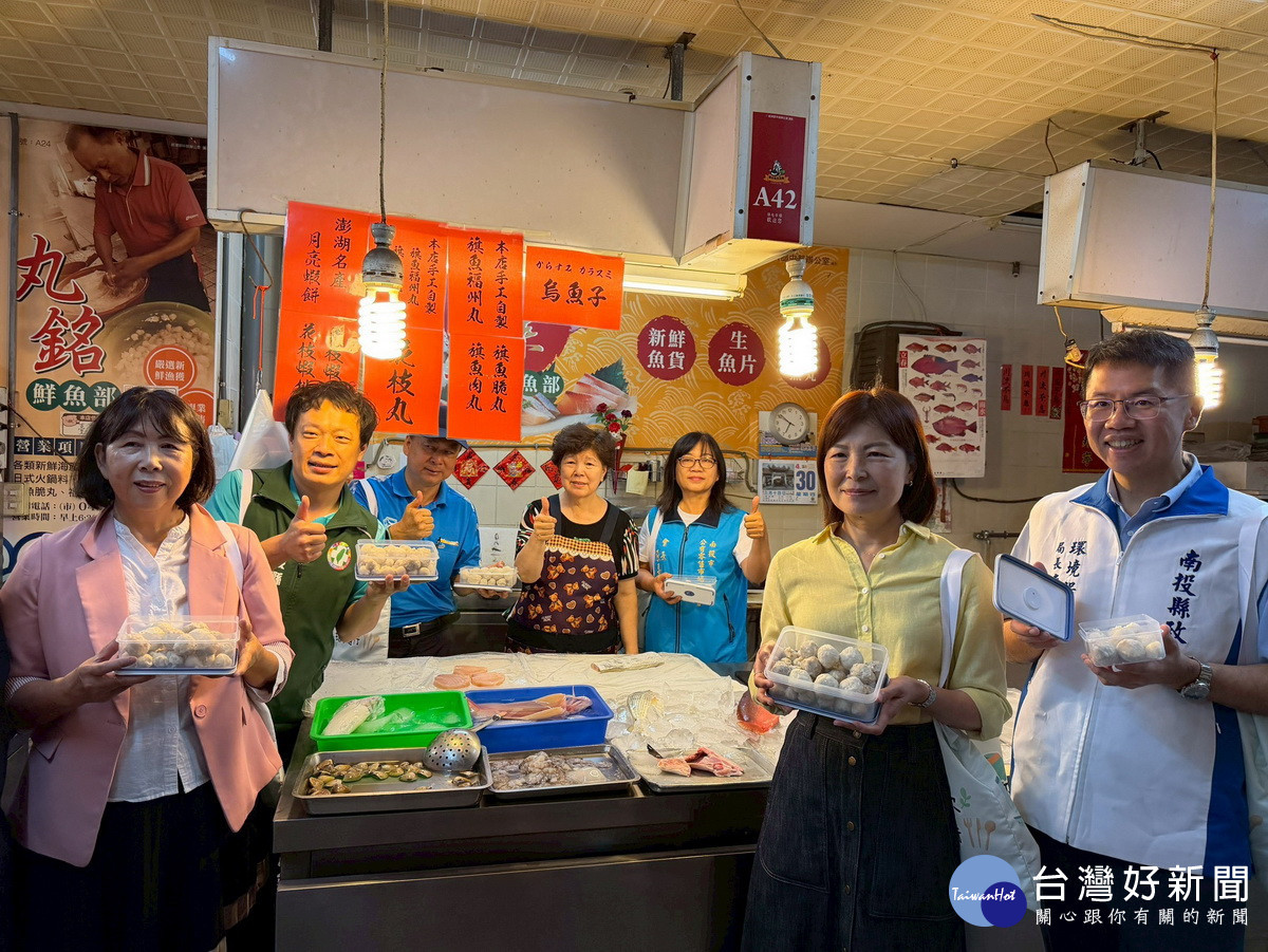 議員們示範到市場購物自備袋子或容器的環保作為。（環保局提供）