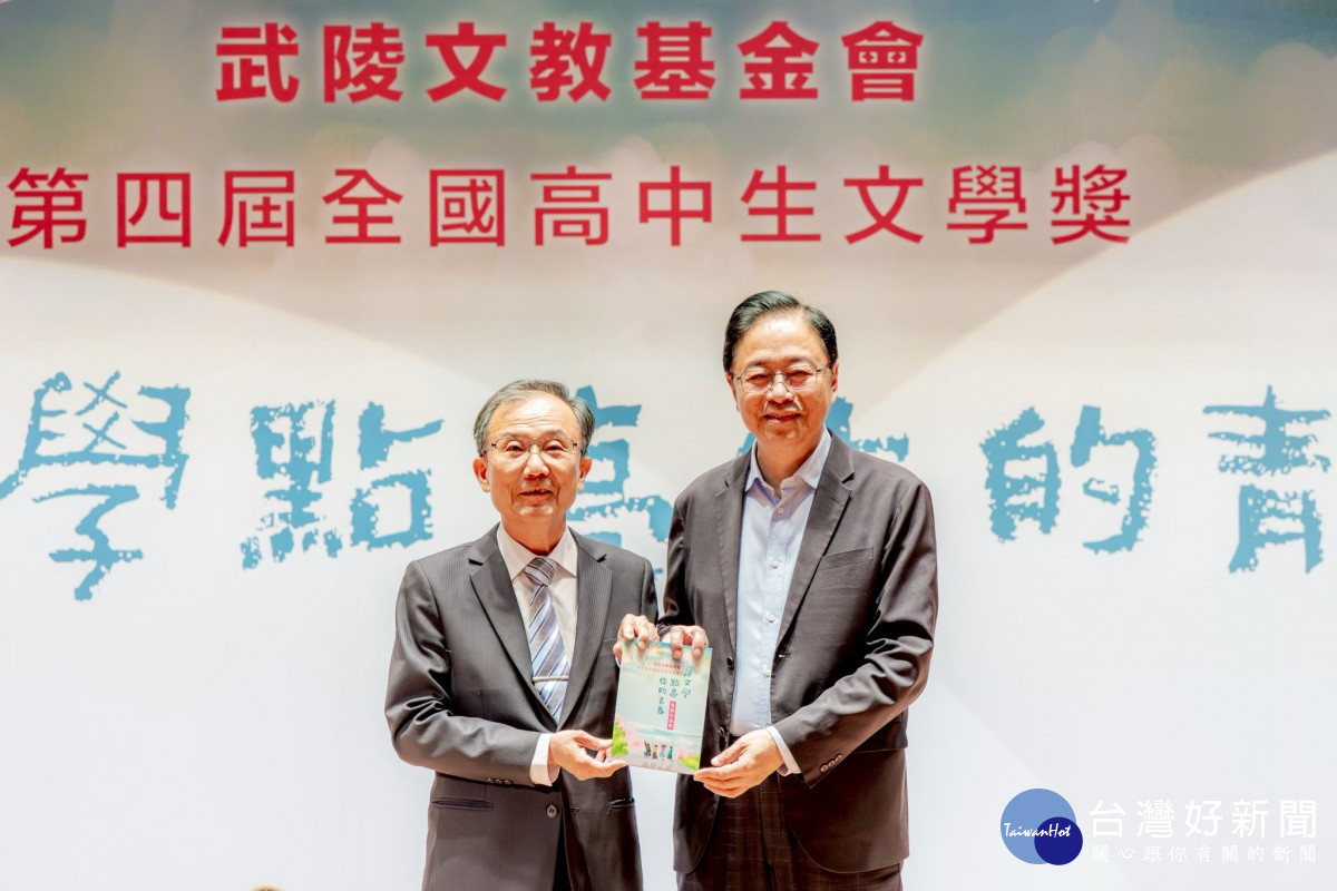 林執行長將本屆得獎作品集獻給張市長。