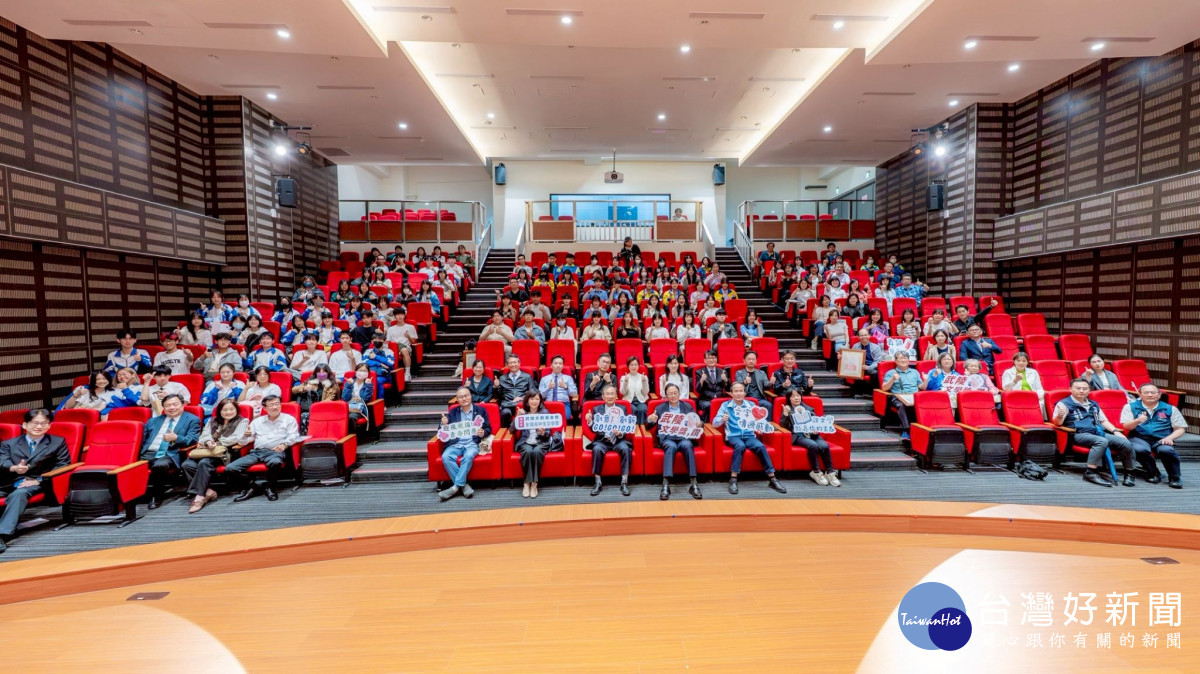 武陵文教基金會第四屆全國高中生文學獎頒獎典禮大合影。