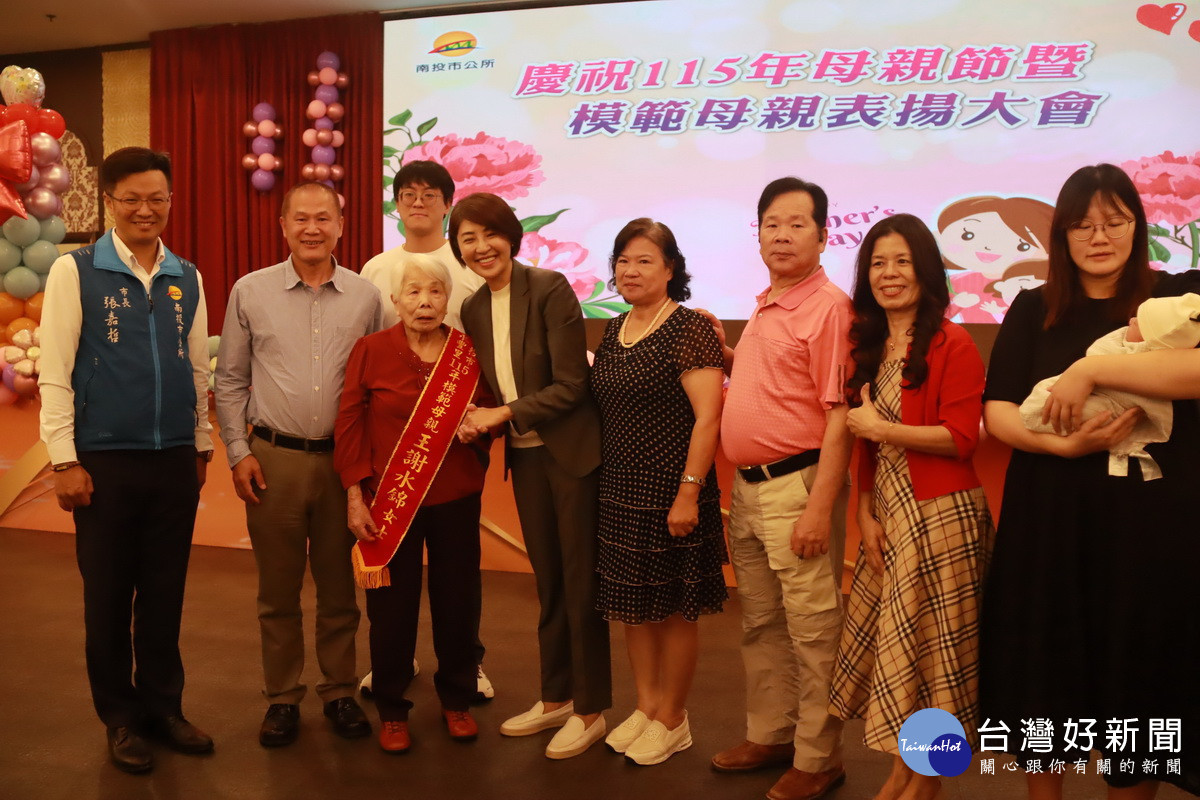 許縣長祝福95歲的王謝水錦健康。（記者扶小萍攝）