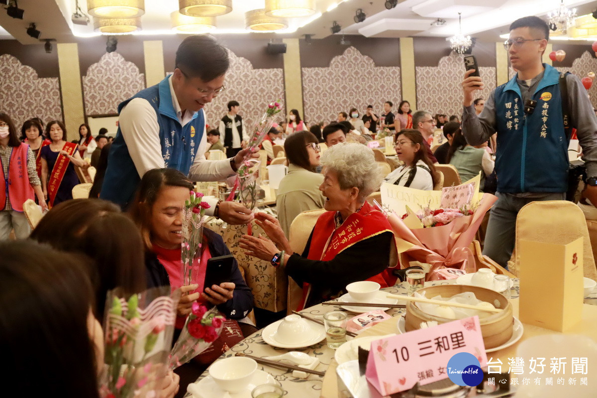 張市長致贈每位參與活動的女性康乃馨祝福母親節快樂。（記者扶小萍攝）