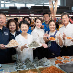 高市長陪同盧市長參訪竹風漁市。