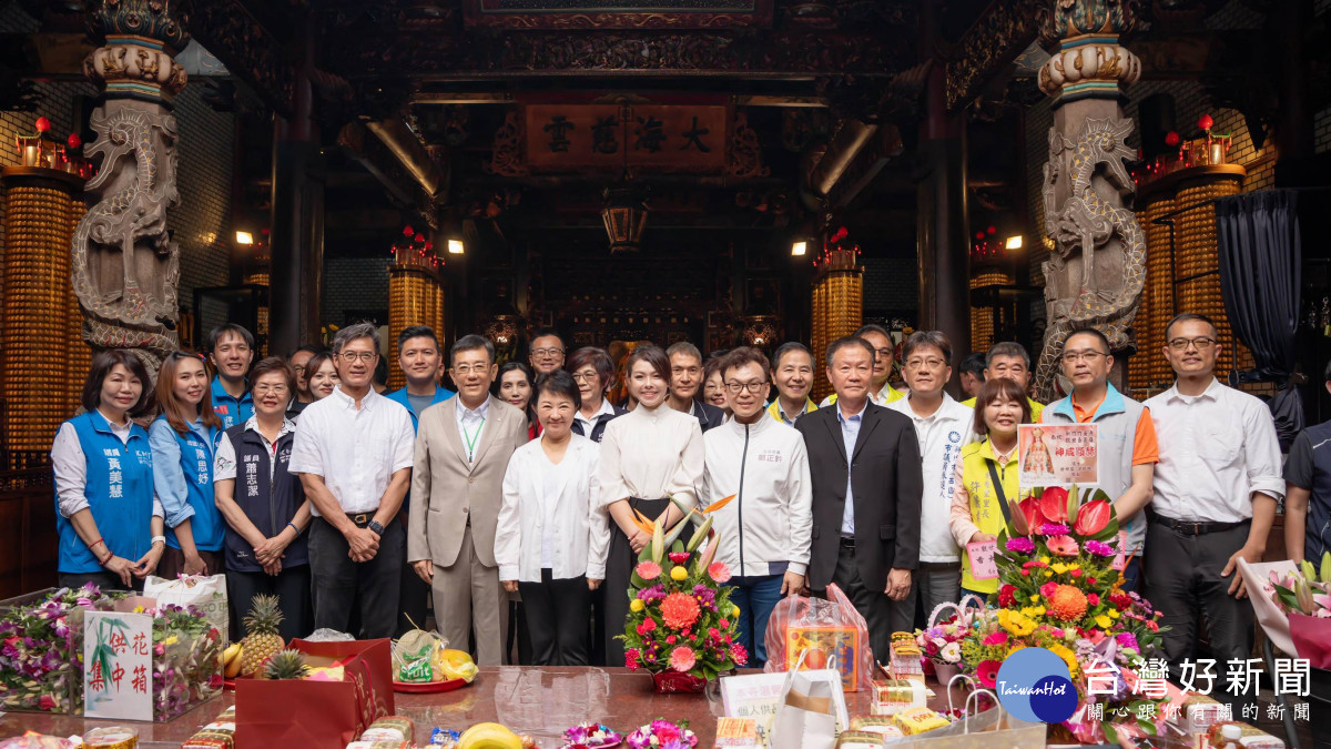 高市長陪同盧市長至竹蓮寺參拜。