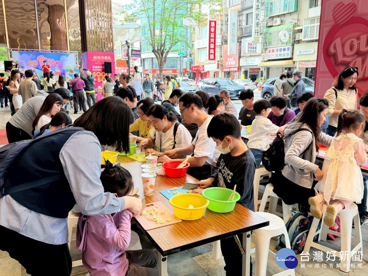 現場老師帶領大家運用新鮮優質的南投在食材及元素，動手完成創意DIY做品。