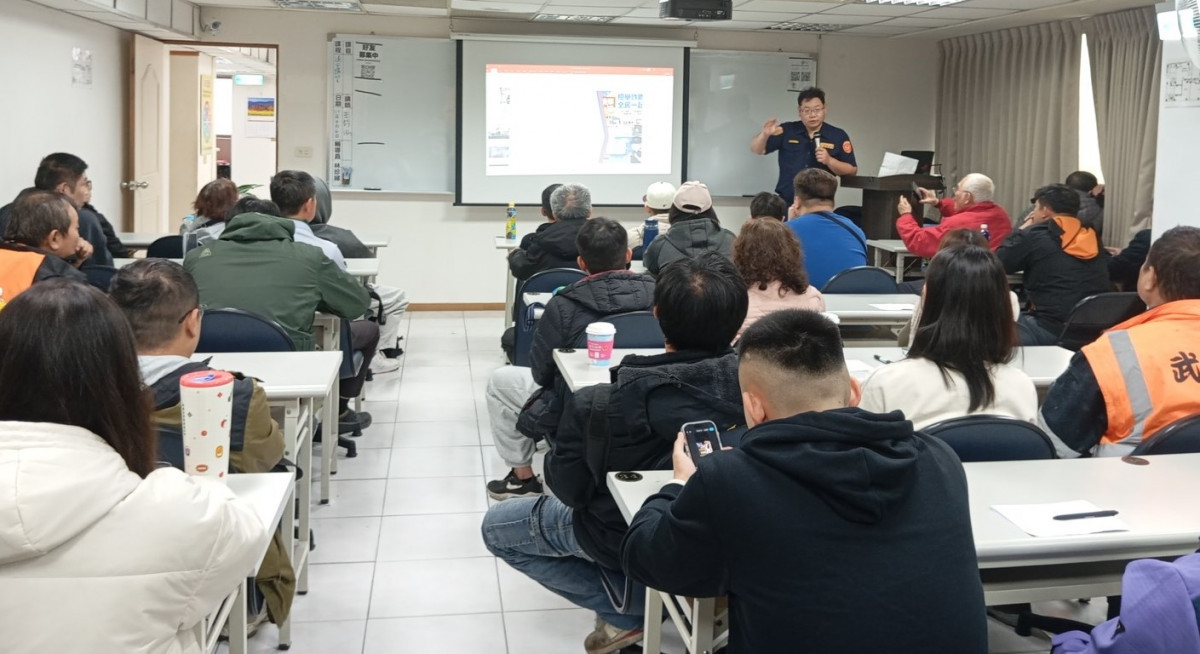 桃園市交通警察大隊表示新制上路後，請長輩們依據監理所寄發的「換照通知書」規定期限內前往辦理即可。