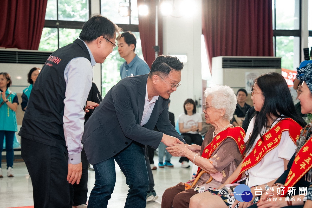 桃園市副市長蘇俊賓於模範母親表揚活動中與模範母親們互動合影。<br />
