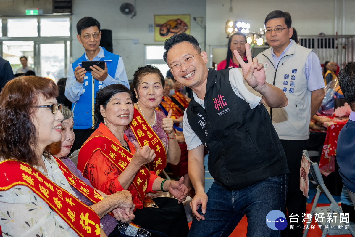 桃園市副市長蘇俊賓於模範母親表揚活動中與模範母親們互動合影。<br />
