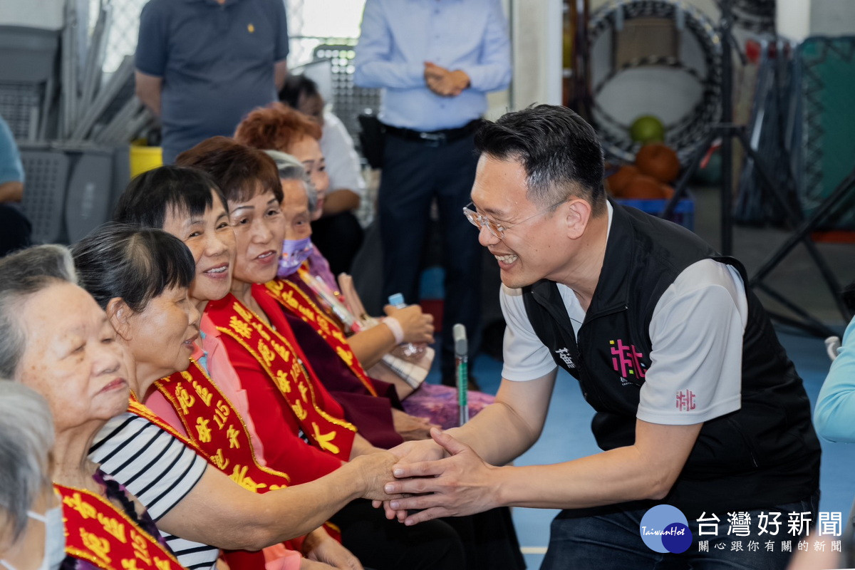 桃園市副市長蘇俊賓於模範母親表揚活動中與模範母親們互動合影。<br />
