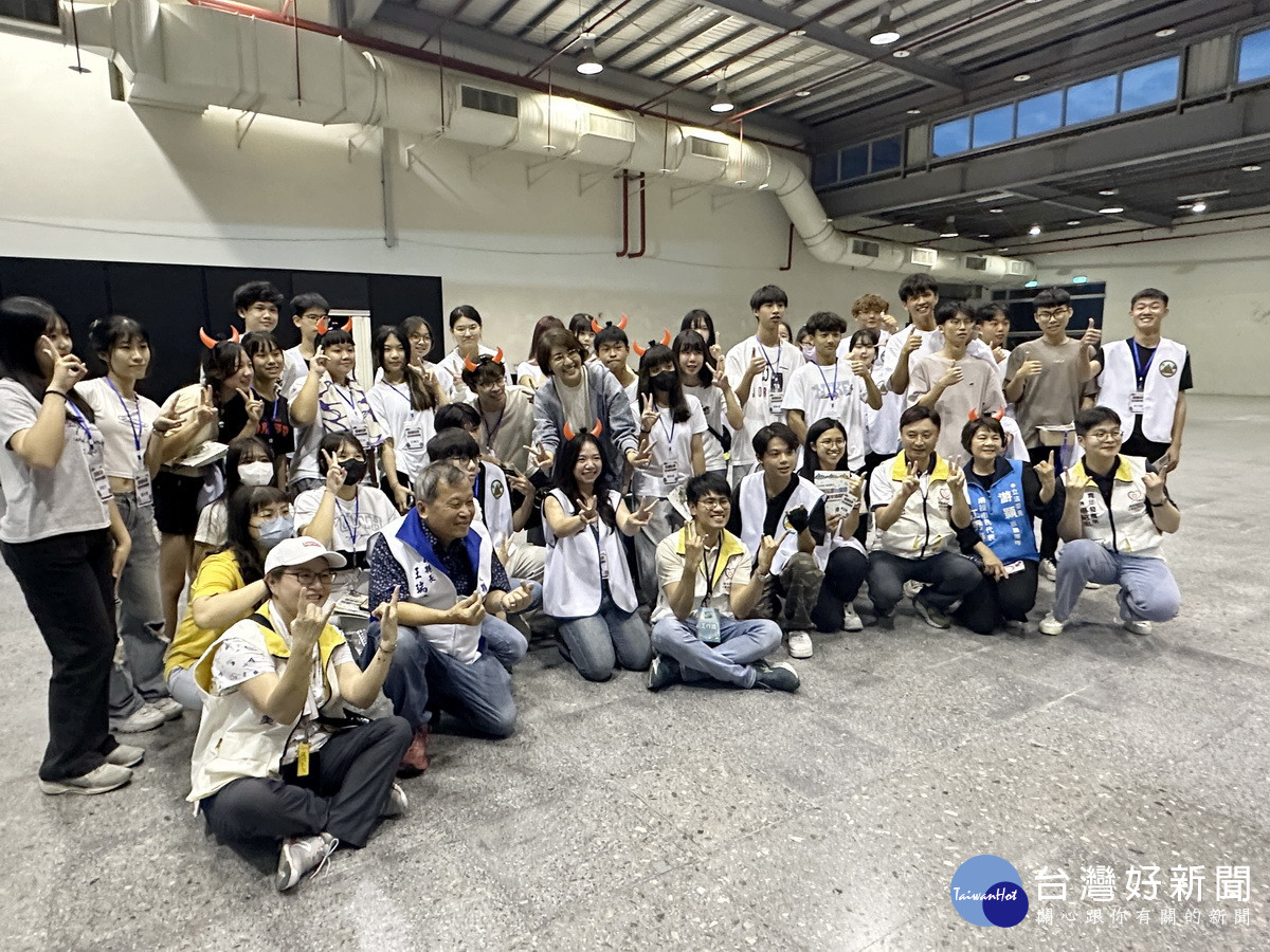 許縣長特地在休息室與同學合影為大家加油。（記者扶小萍攝）
