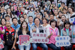 桃園市長張善政出席「115年桃園龍岡米干節」活動與大家合影。