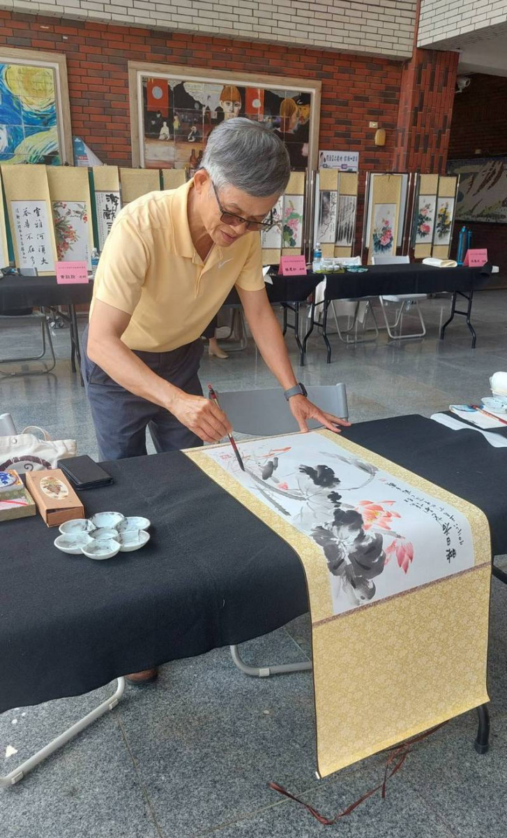 現場揮毫。