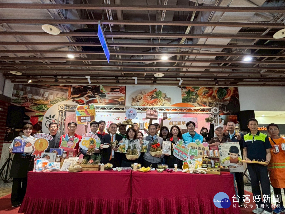 台南優質農產前進花蓮　黃偉哲現身遠百花蓮店行銷金鑽鳳梨