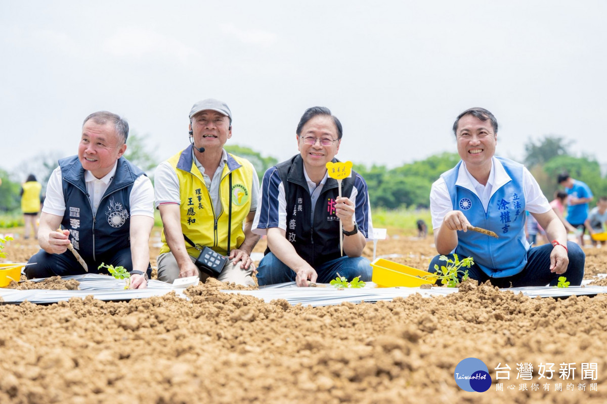 張市長與貴賓親身參與西瓜種植。