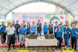 桃園市長張善政出席「2026溪海休閒農業區西瓜節種植日活動」與貴賓合影。