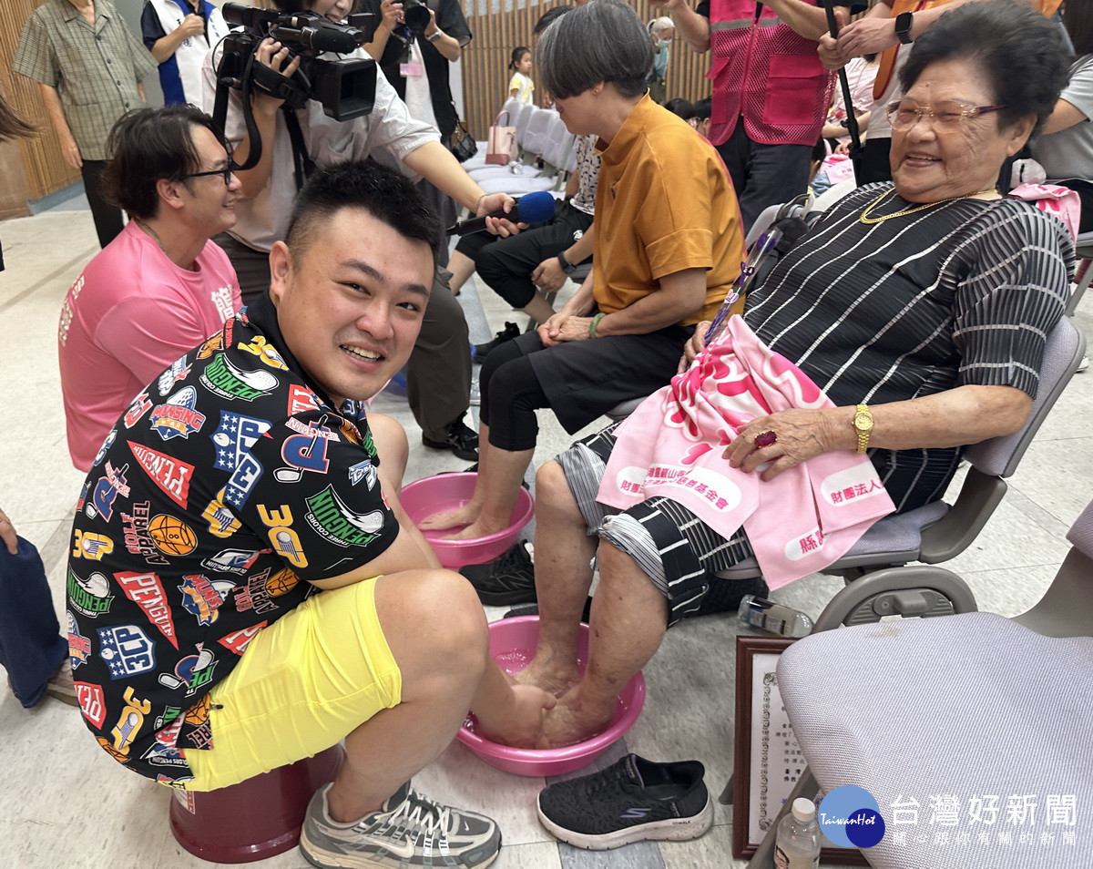 橋頭肉圓許順鈞幫阿嬤洗足。（記者扶小萍攝）