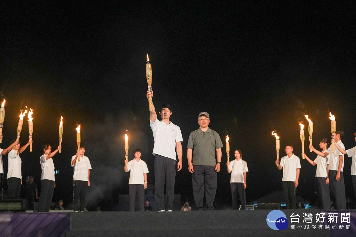 火炬最終將交棒給中大體操金牌名將邱敏翰，帶領 11 名聖火隊員共同點燃本屆「無懼、永續」之火。