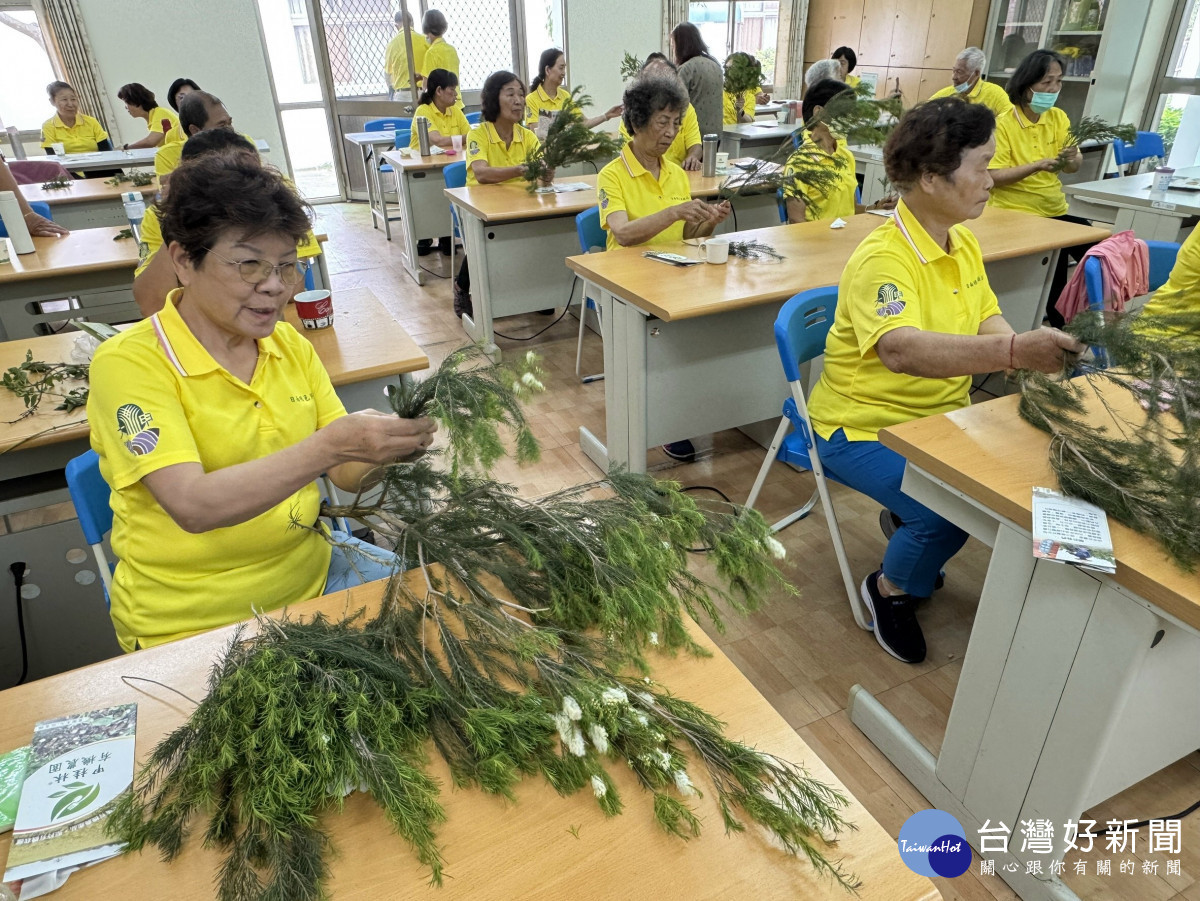 推動花草慢生活課程結合蒸餾實作　30位長輩實際體驗療癒身心