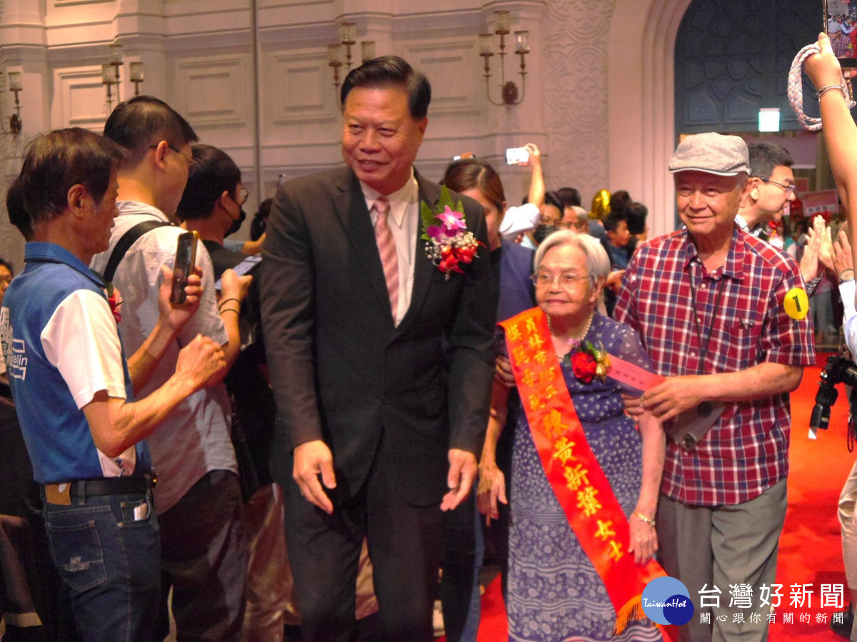 員林市115年模範母親表揚   子女們親自獻花向媽媽們表達愛意