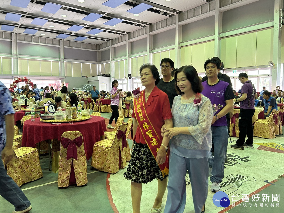 芳苑鄉「啾愛媽咪」母親節表揚   28位模範母親展現母親堅韌不拔精神
