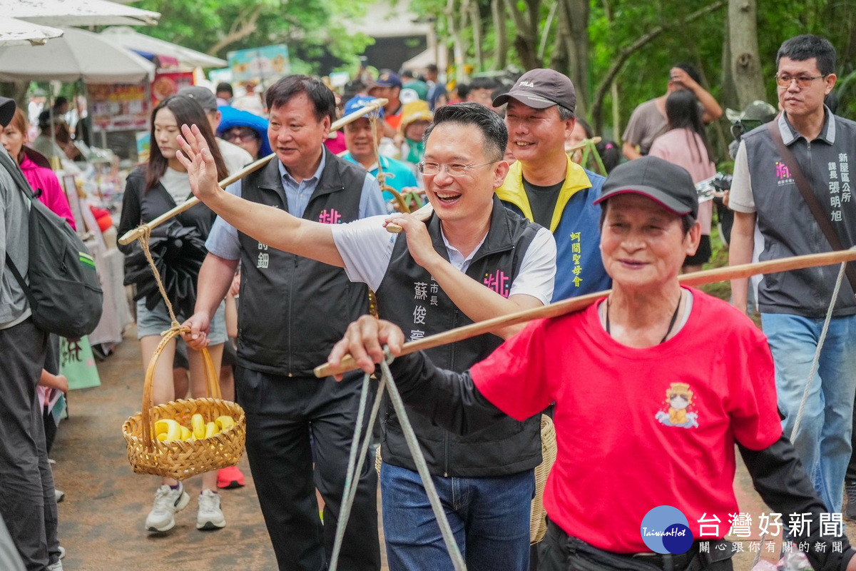 桃園市副市長蘇俊賓依循傳統一起挑福擔前往海邊進行傳承百年的望海祭典。