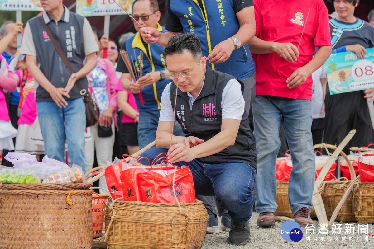 桃園市副市長蘇俊賓依循傳統一起挑福擔前往海邊進行傳承百年的望海祭典。