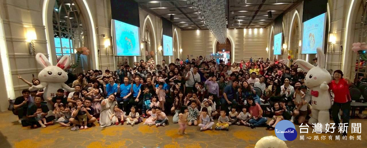 宏其婦幼醫院國際生殖醫學中心成功懷孕生產的夫妻，帶著孩子「回娘家」，場面熱鬧感人。