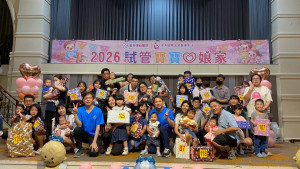 宏其婦幼醫院國際生殖醫學中心成功懷孕生產的夫妻，帶著孩子「回娘家」，場面熱鬧感人。