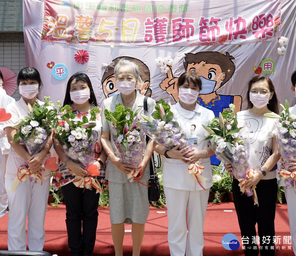 桃療前護理科吳麗萊主任（中）、歐麗玲主任（左二）、戴春慧主任（右一）、謝玉萍主任（左一）、邱金快主任（右二）。 (桃療提供)