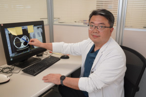 醫師謝義山提醒家長，若孩子出現外觀凹陷或長期駝背徵兆，應及早尋求胸腔外科評估。