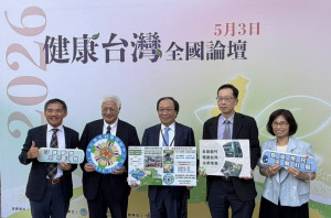 陳志鴻教授（中）與北榮新竹分院陳曾基院長（左二）與新竹分院陳曾基院長率領黃政斌副院長(右二)、院內主管團隊及新竹縣醫師公會陳炫達理事長(左一)。