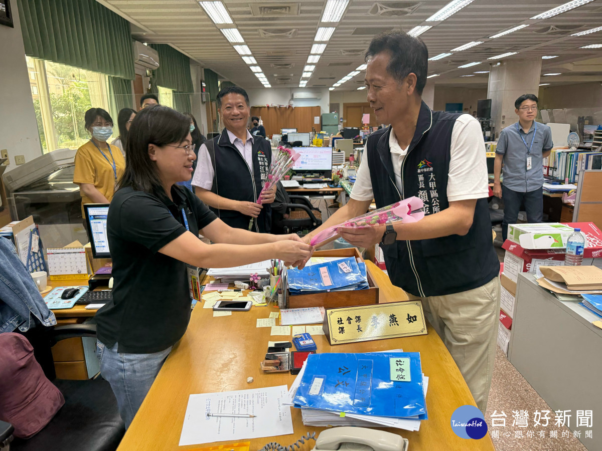 大甲公所發送康乃馨　祝福天下媽媽母親節快樂