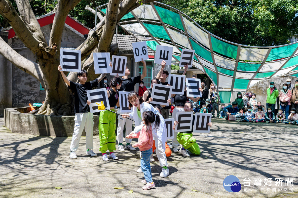 敦青舞蹈團帶來《魔鏡魔鏡告訴我》 。(桃園市立美術館提供)
