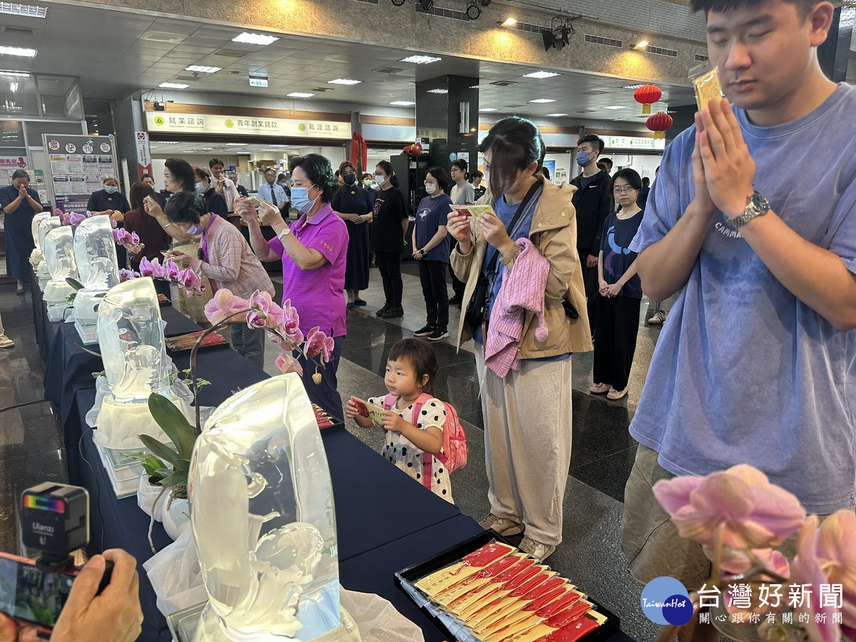 三歲小朋友與母親同禮佛。（記者扶小萍攝）<br />
<br />
